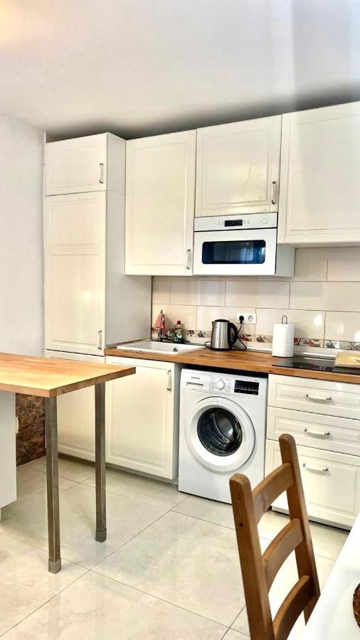 Cozy Two Bed Apartment. Адехе Екстер'єр фото