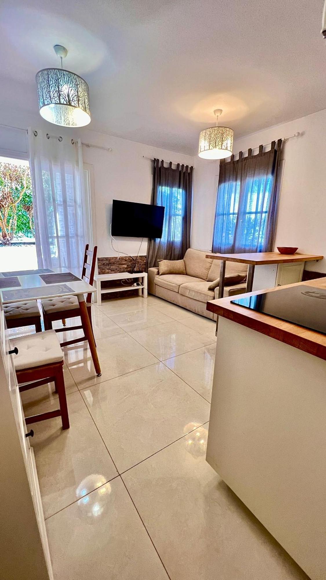 Cozy Two Bed Apartment. Адехе Екстер'єр фото